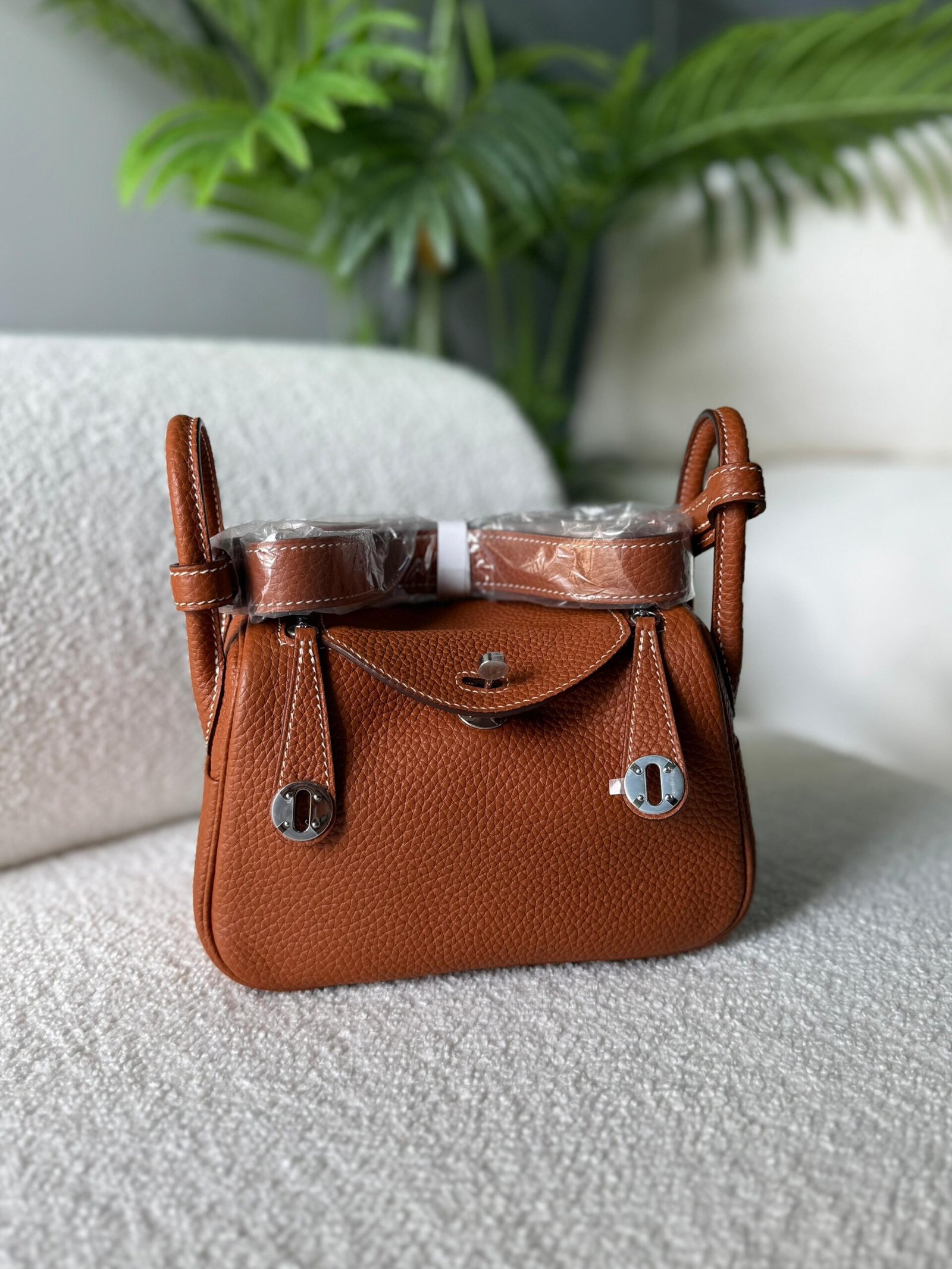Hermès Mini Lindy Leather bag for Women in Dubai - Image 13