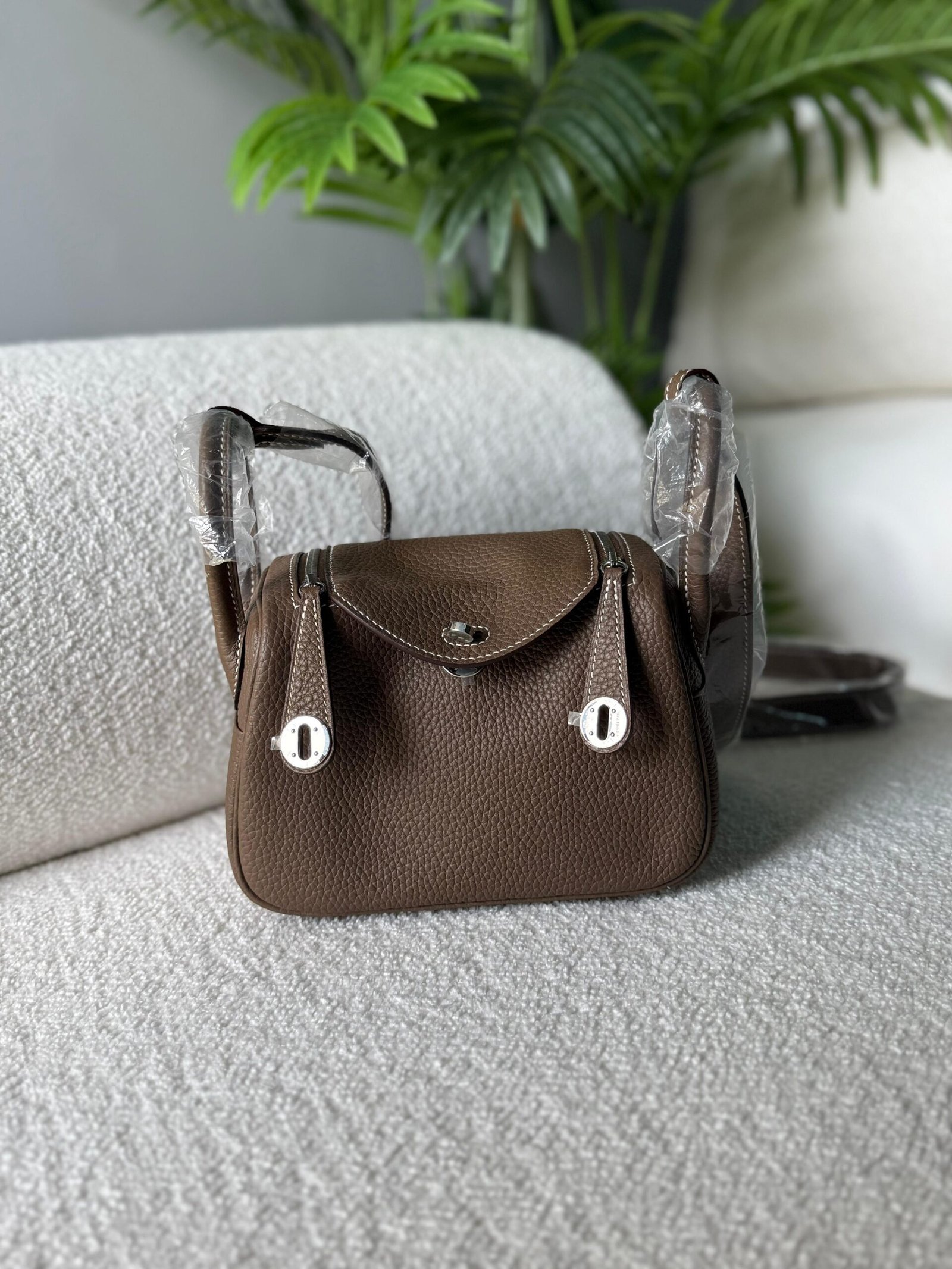 Hermès Mini Lindy Leather bag for Women in Dubai - Image 12