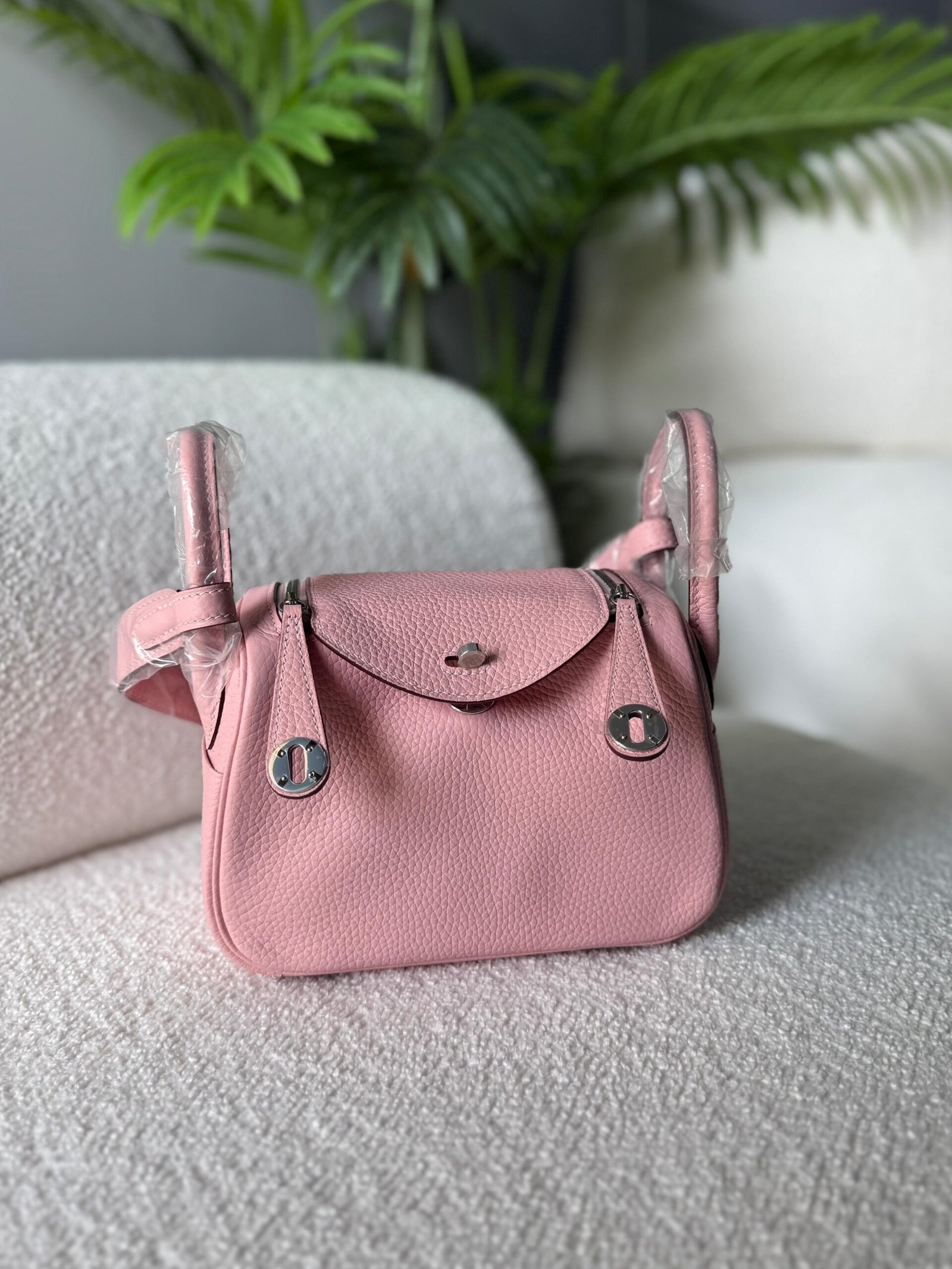 Hermès Mini Lindy Leather bag for Women in Dubai - Image 11