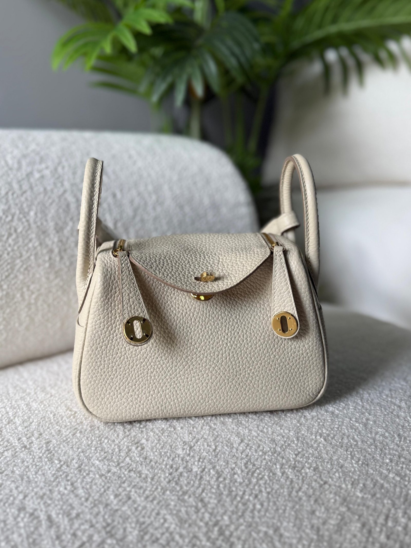 Hermès Mini Lindy Leather bag for Women in Dubai - Image 7