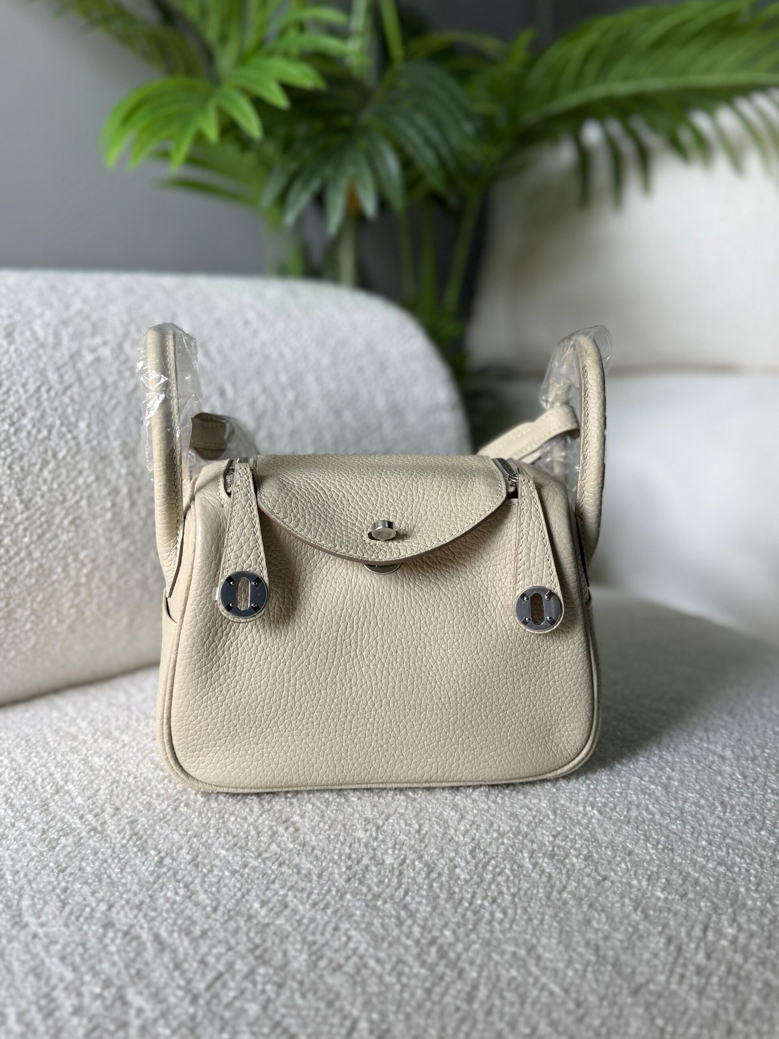 Hermès Mini Lindy Leather bag for Women in Dubai - Image 6