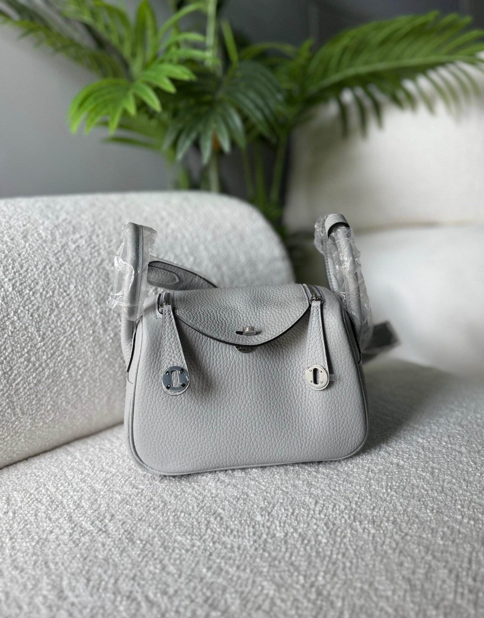 Hermès Mini Lindy Leather bag for Women in Dubai - Image 5