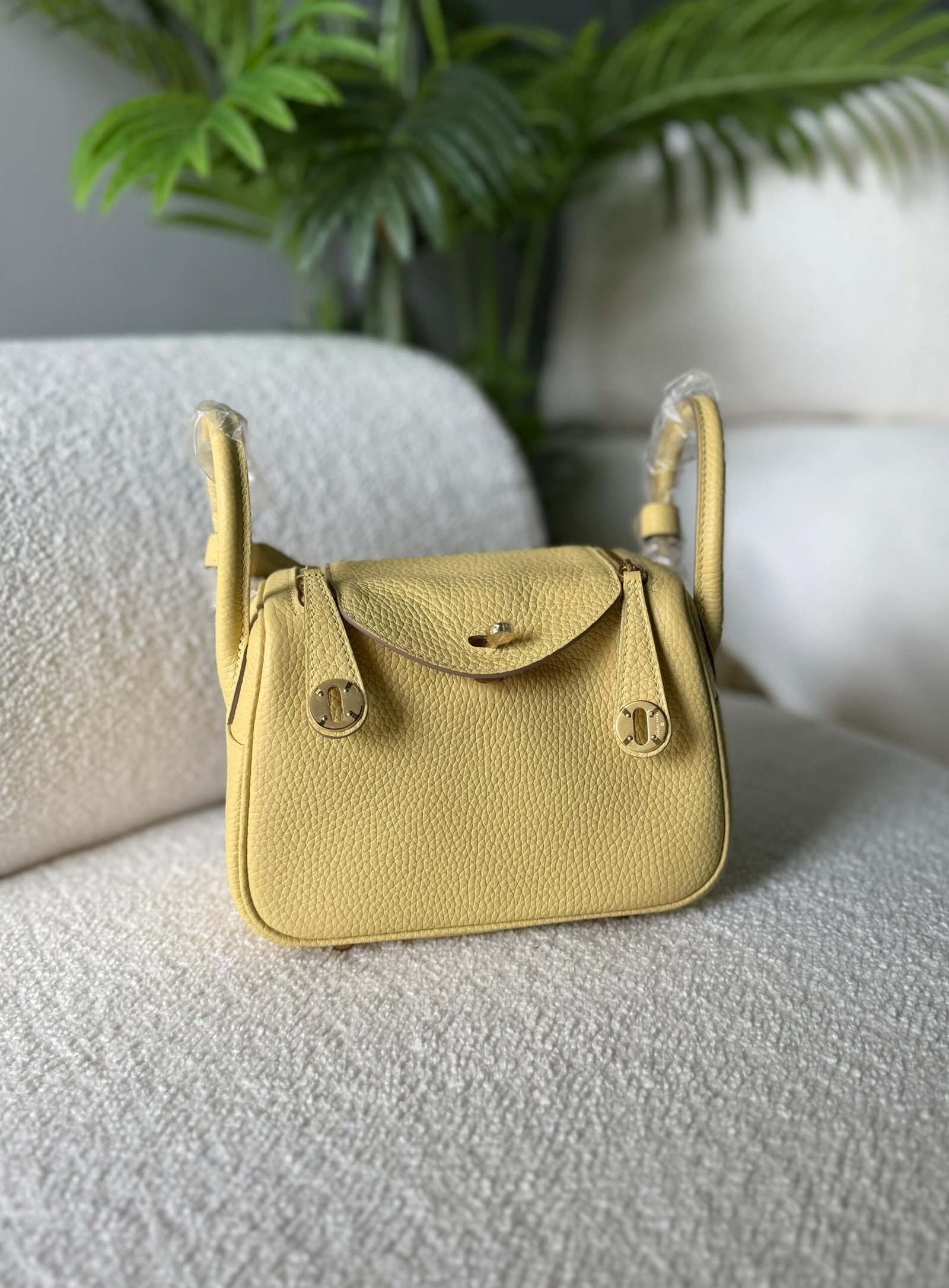 Hermès Mini Lindy Leather bag for Women in Dubai - Image 3
