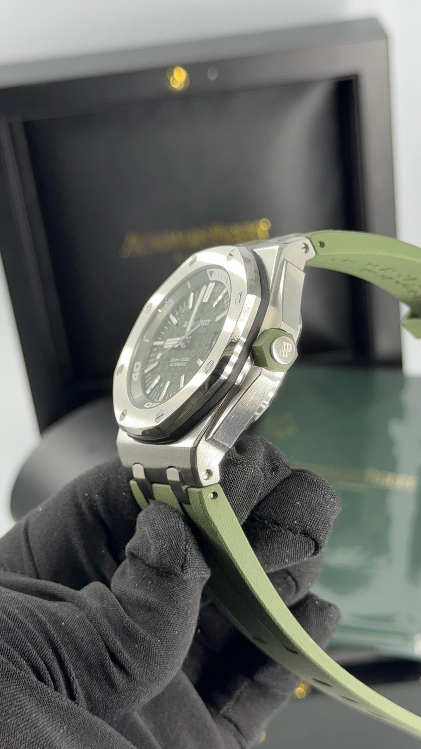 Audemars Piguet Royal Oak Offshore Diver - Khaki Green 41mm - Image 2